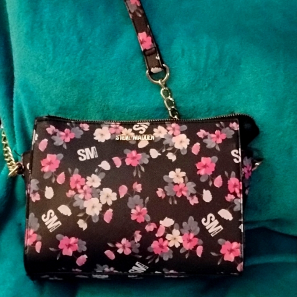 Steve madden brand new crossbody never used black with rose and pink floral